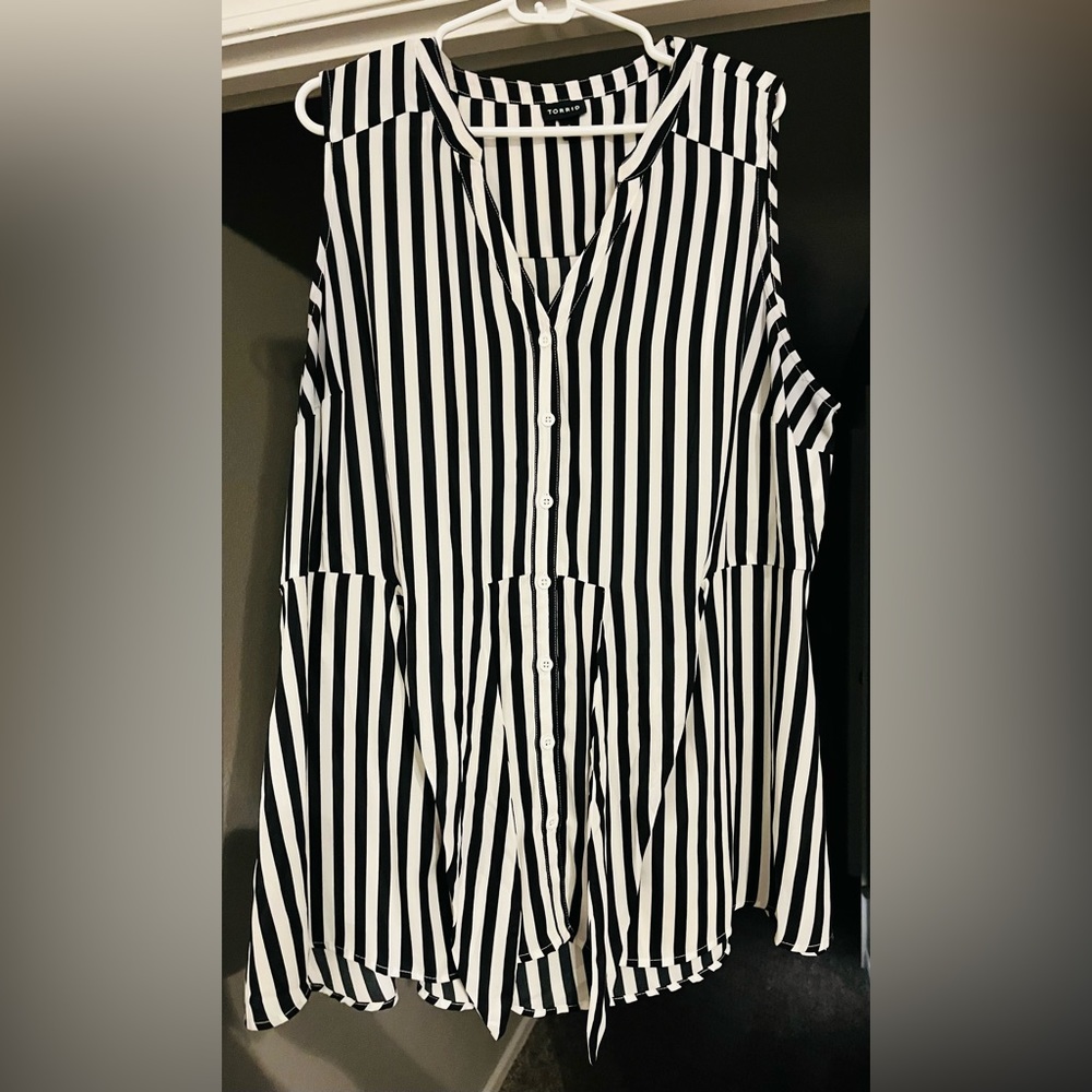 Torrid - Sleeveless Striped Blouse - Size 2 (18/20) - Black/White